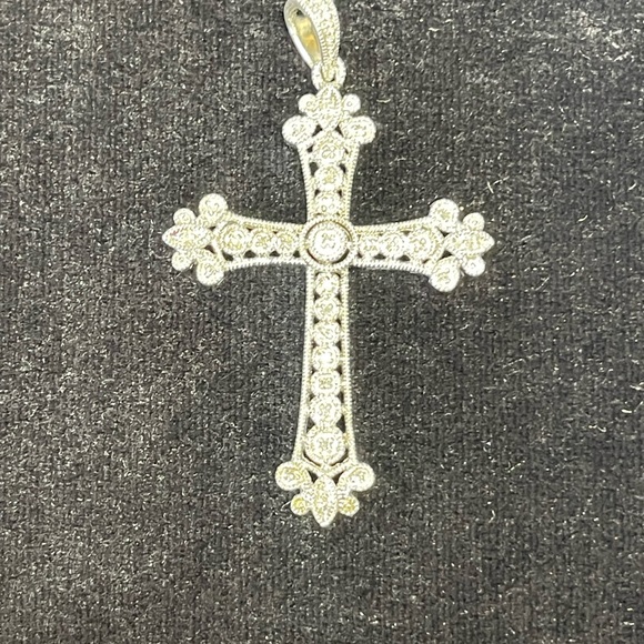 Beautiful 925 sterling silver, pave Diamond cross pendant - Picture 1 of 6